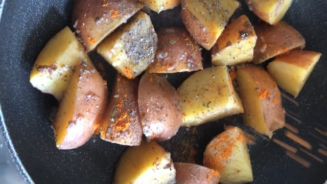 4 Easy Steps to make the Softest Roast Potatoes without an Oven – Somali Recipes
